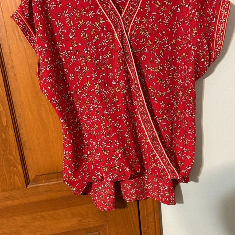 Floral Red Women's Top by Max Studio size not marked but looks L/XL nice top - Picture 7 of 7